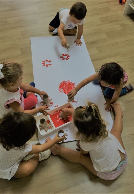 Niños jugando descalzos